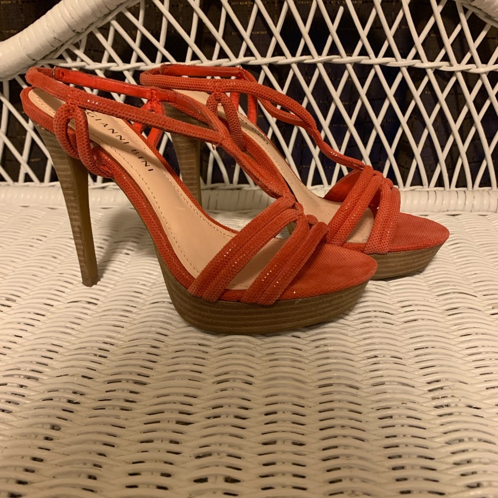 Coral heels Gianni Bini